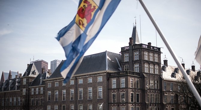 Мъж пострада след като скочи от балкон в холандския парламент