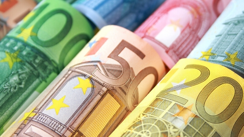 Курсът на еврото скочи до 1.0737 долара в сутрешната междубанкова