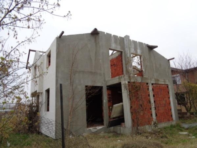 Частен съдебен изпълнител обяви на търг два още недостроени мезонета