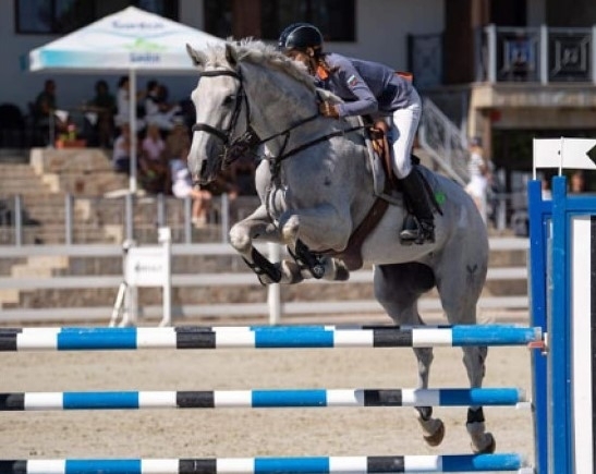 Днес в 11 часа стартираха конни състезания по прескачане на