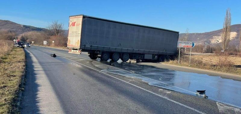 ТИР и кола се удариха на международния път Е 79 между