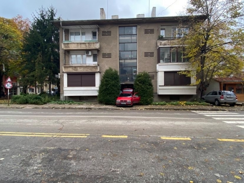 Врачанин затапи вход на блок в центъра на града видя