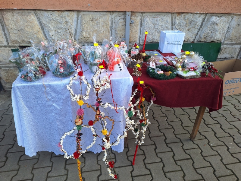 Откриха коледен базар в подкрепа на семейство в нужда от