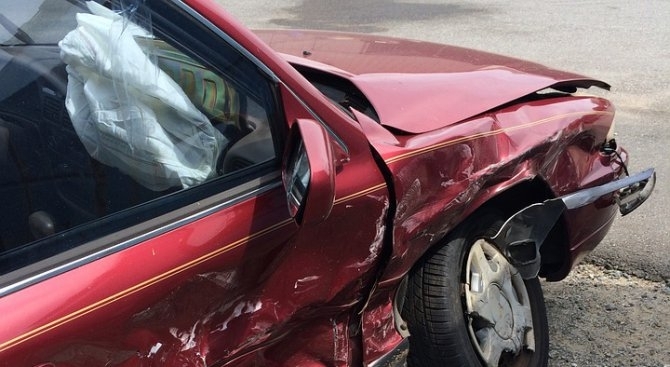 Две леки коли са се ударили на входа на Кресненското