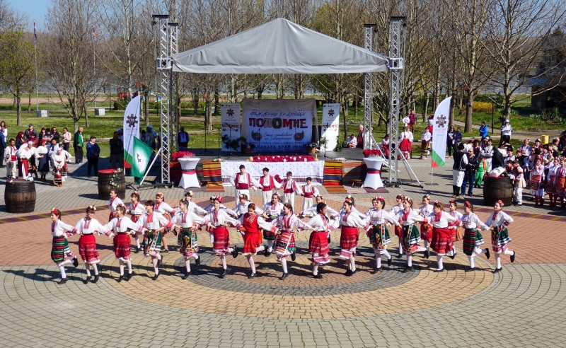 С уникален фолклорен спектакъл отбелязаха Цветница в Лом /снимки/