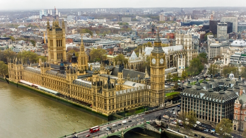 Евакуираха британския парламент заради опасност от пожар