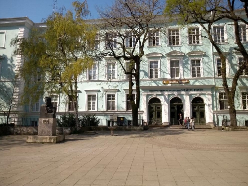 Десет възпитаници на Ломската гимназия ще получат стипендии от дарението