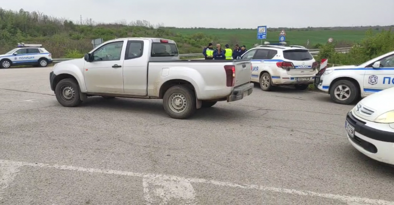 Пътни строители спряха за около половин час движението по главния