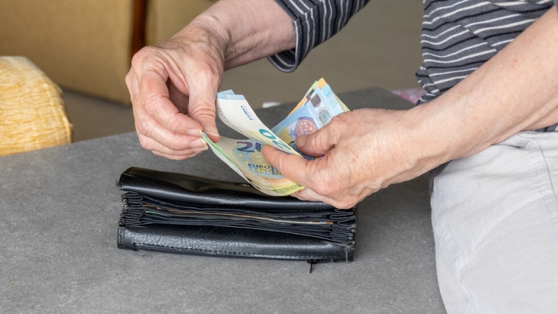 Обсъждат да изплащат пенсиите преди почивни дни, а не след тях