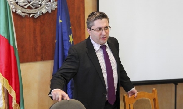 Заради безпаричие на места пътната маркировка е нарушена а знаците