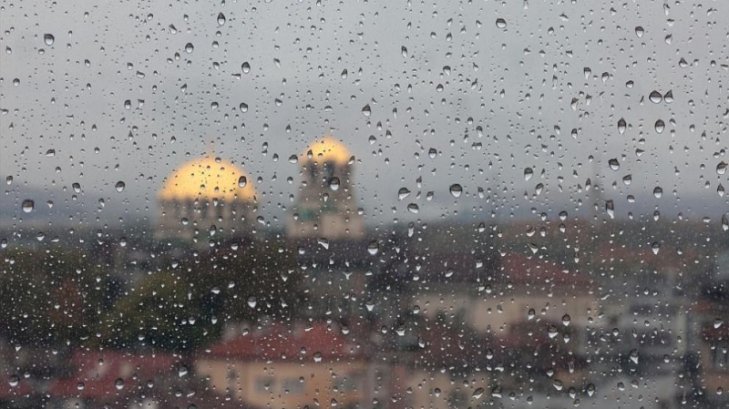 Времето до края на седмицата: Валежите ще спрат, но студът си остава