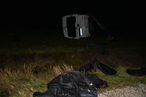 Пътуващ за България микробус с 33 ма мигранти се преобърна в