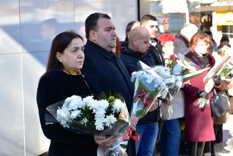 Враца се преклони пред паметта на жертвите от бомбардировката през 1944 г. /снимки/