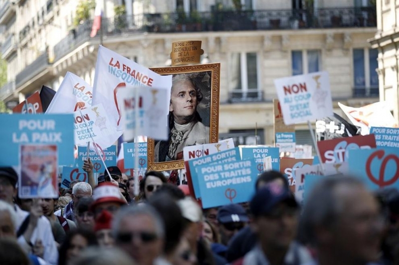 Десетки хиляди демонстранти преминаха днес под яркото слънце в Париж