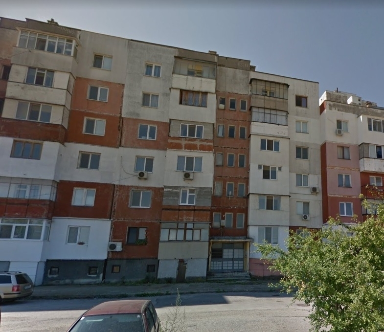 На вниманието на институциите: Опасно стъкло е надвиснало от блок във Враца /снимки/