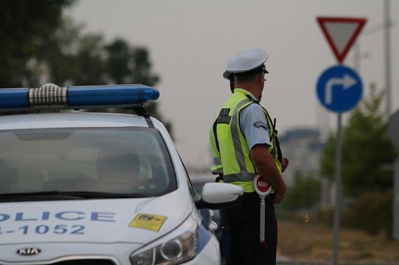 Пипнаха двама джигити без книжки да юркат нередовни возила във