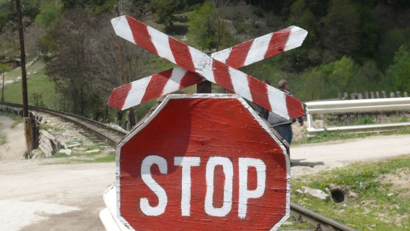 Влак е блъснал кола на жп прелез при плевенското село