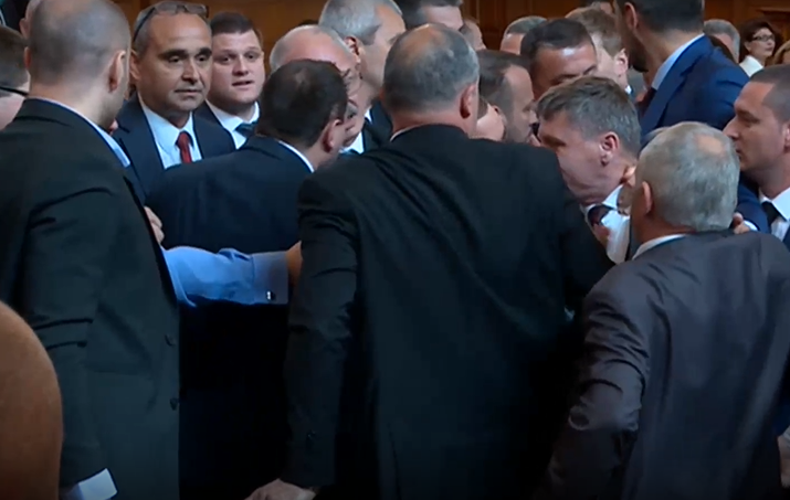 Напрежение в Народното събрание Стигна се до спречкване между депутата