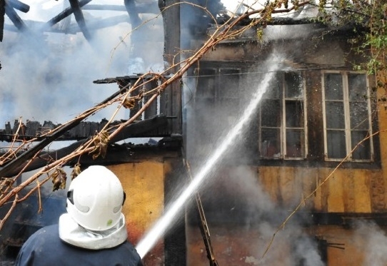 Баба предизвика пожар в къща във Врачанско съобщиха от МВР