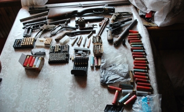 Полицейски служители са заловили 43 годишен мъж за незаконно притежание на