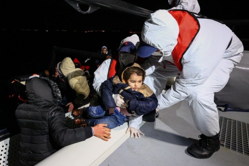 Най малко двама души са се удавили след като лодката им