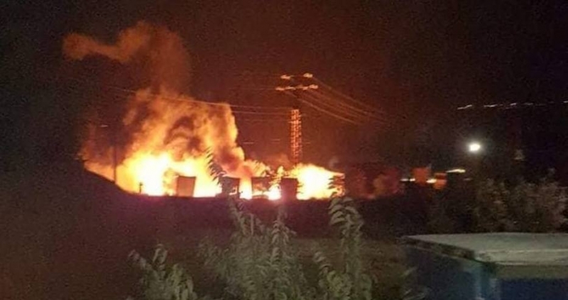 Голям пожар бушува в сервиз за камиони