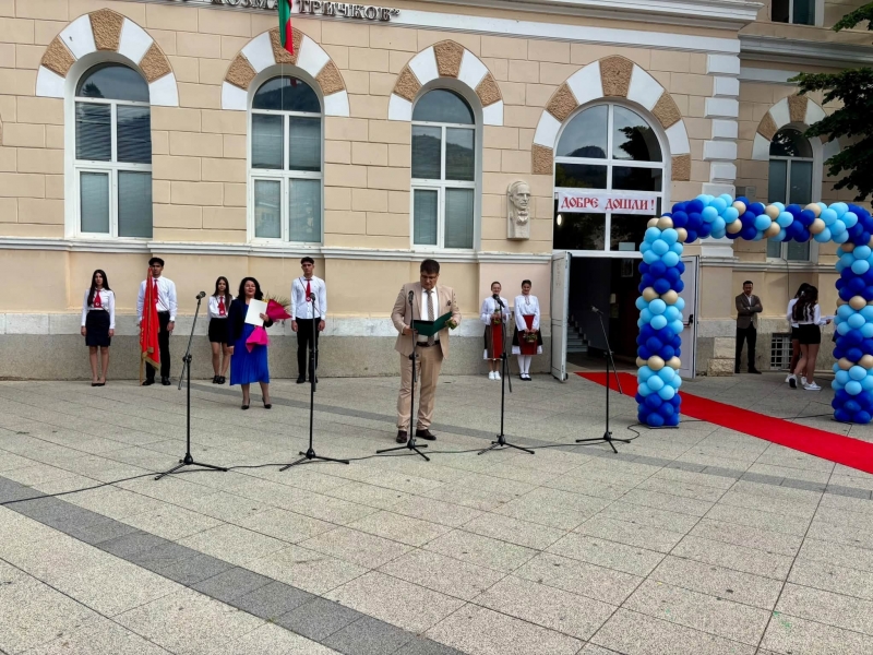Росен Михайлов откри учебната година в училището, което е завършил /снимки/