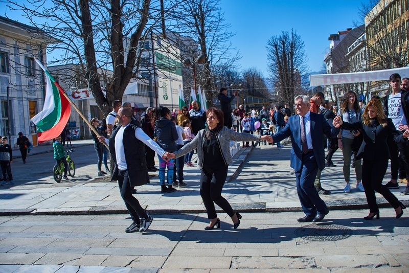 С общоградско тържество множество жители и гости на Мездра отбелязаха