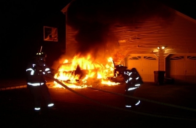 Кола е изгоряла напълно при пожар в монтанското село Долно