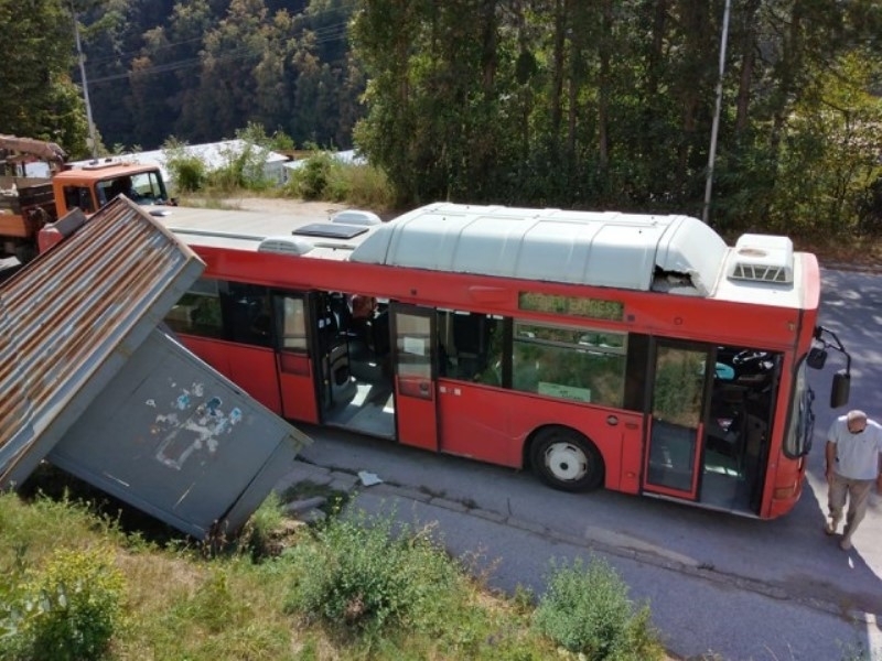 Автобус с пътници на смолянска транспортна фирма се вряза в спирка