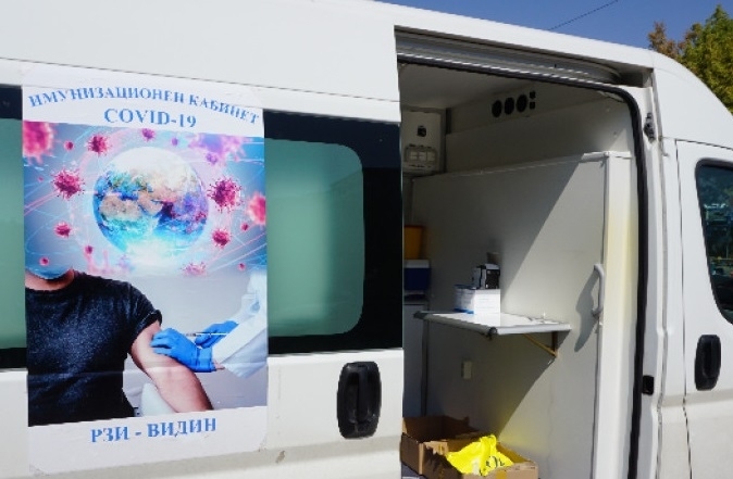 При слаб интерес протича ваксинирането в мобилния имунизационен пункт който