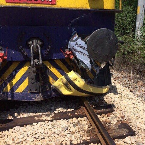 Влакът Бургас-София е блъснал кола на жп прелез в междугарието