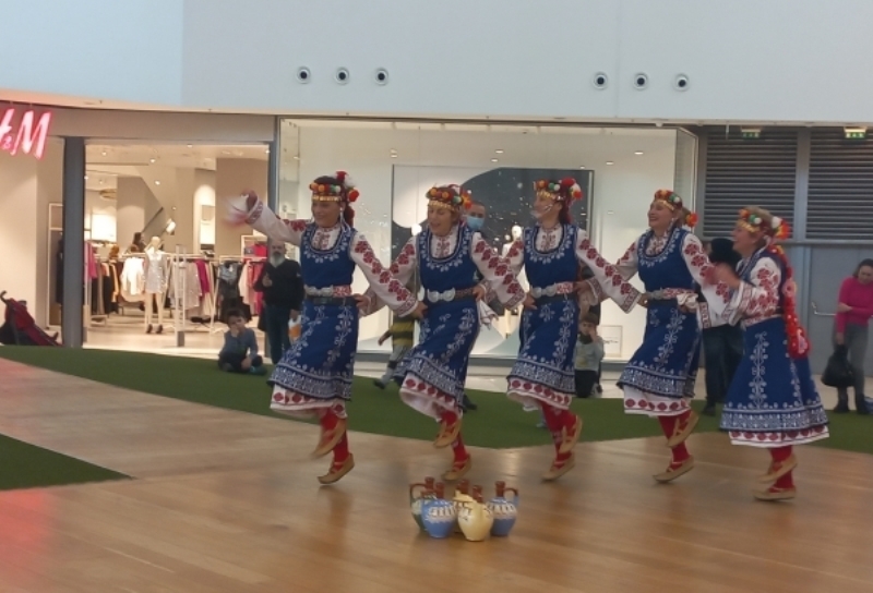 С красотата на българските танци носии индивидуален чар и присъствие