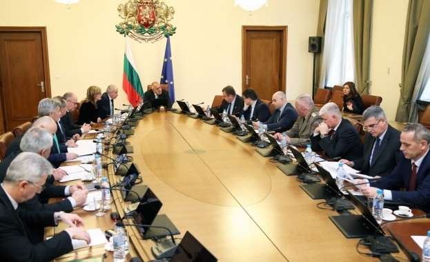 Политическата криза започнала в началото на тази година видимо засяга