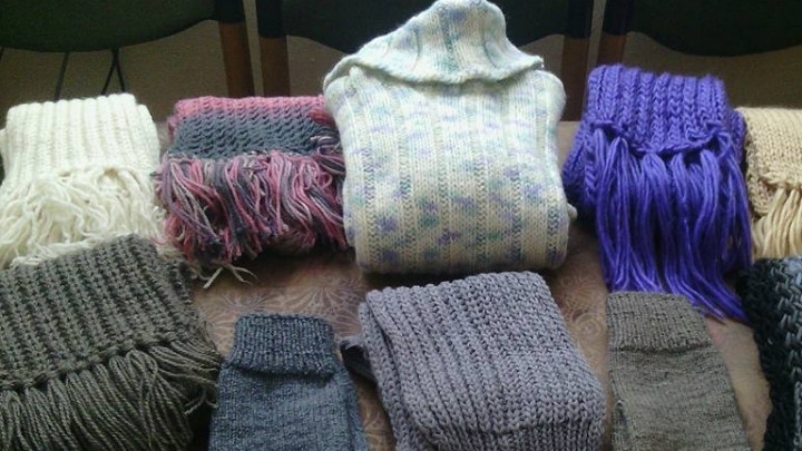 Изплети топлина: Жени от Врачанско стоплиха бездомни с над 80 шапки и шалове