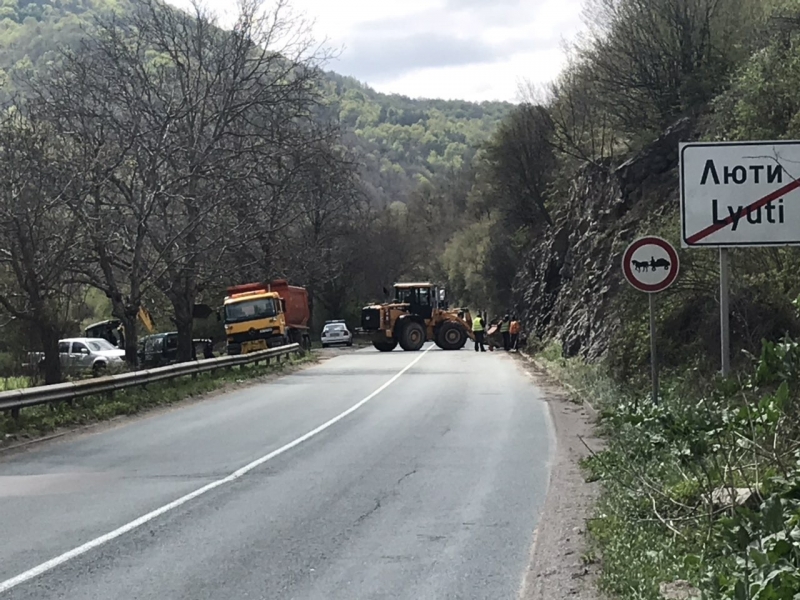 Обрушването на скали на опасно свлачище на международния път Е 79