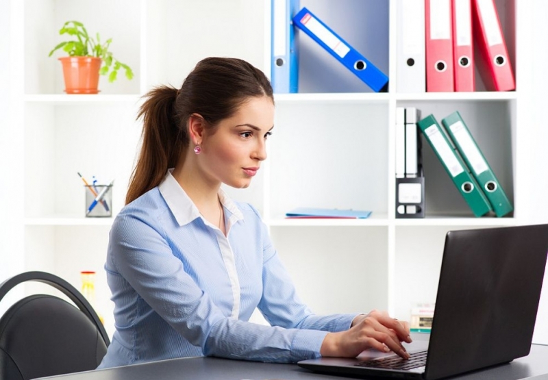 Жените в България печелят с 14 4 на сто по малко от