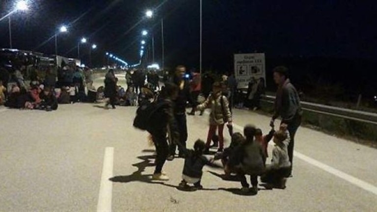 Над 200 бежанци блокираха вчера магистралата близо до град Солун съобщава