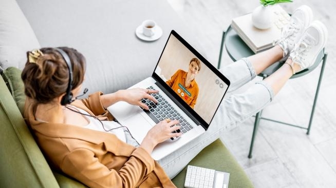 В днешно време работим допълнително до късно в офисите си