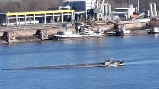 Кораб заседнал срещу град Свищов в румънската част на река