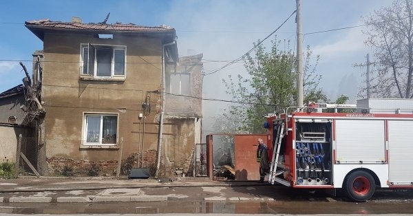 Пожар изпепели три къщи в столичния квартал Орландовци тази нощ