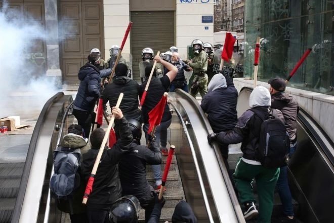 Жестоки сблъсъци избухнаха между полиция и протестиращи пред гръцкия парламент
