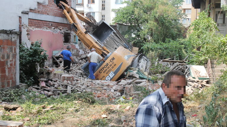 Строителна машина се вряза в сграда във Врачанско съобщиха от