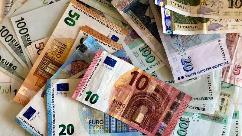 Долари и евро на обща стойност около 10 хил лв