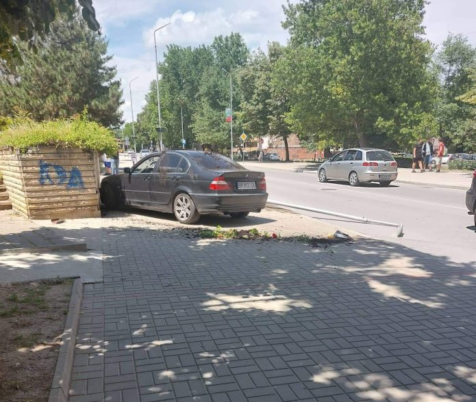 Млад шофьор с БМВ катастрофира в центъра на Козлодуй научи
