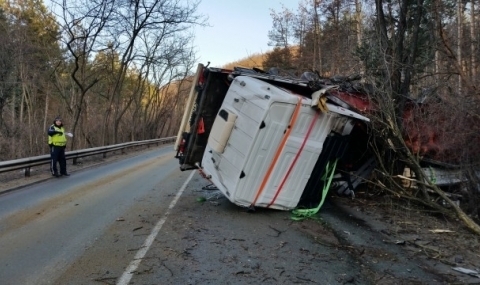 Движението по път I 5 Русе Бяла при км 16