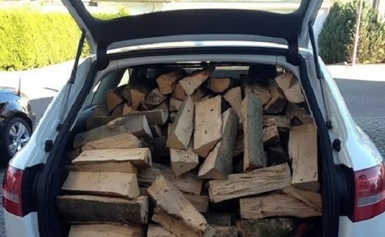 Заловили са неправоспособен белослатинец да превозва незаконни дърва съобщиха от полицията