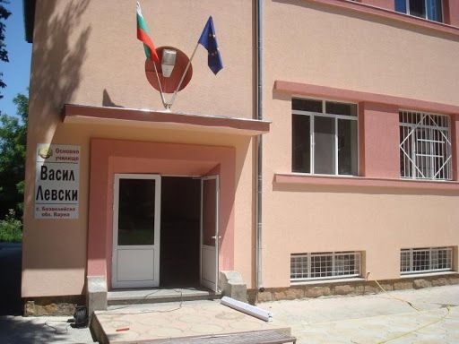 Задържани са трима мъже от сeло Бозвелийско нахлули в училището