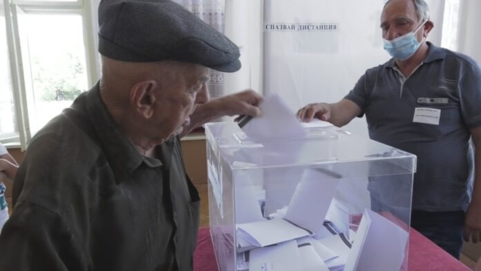 100 годишният дядо Борко от Славотин даде своя глас на извънредните