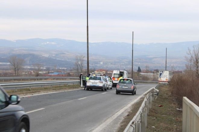 Тир и лек автомобил Пежо се удариха на Е-79 край